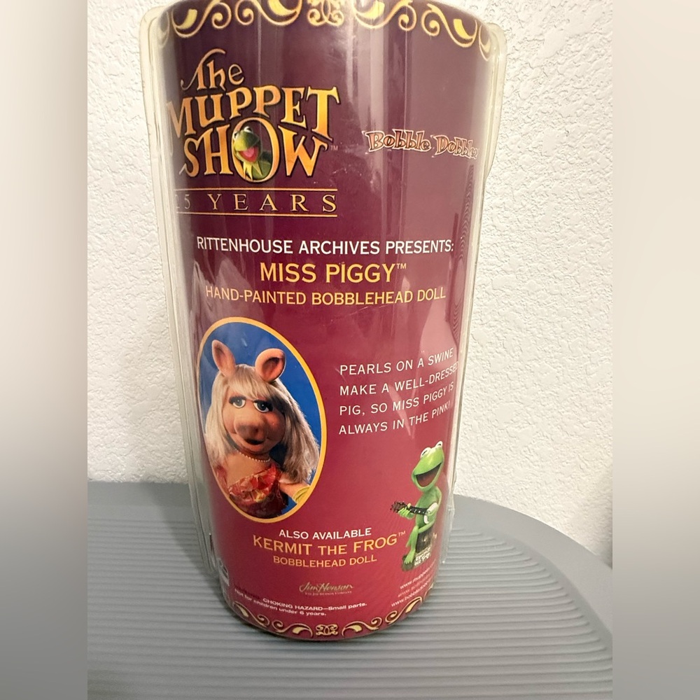Miss Piggy Hand-Painted Figurine - Picture 3 of 3